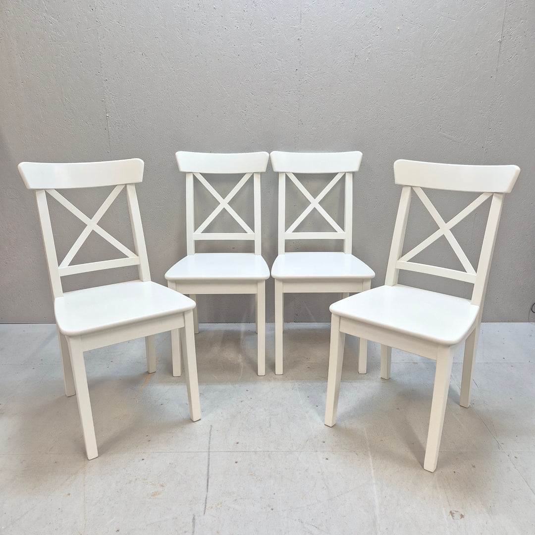 Stilrena vita trästolar med kryssrygg