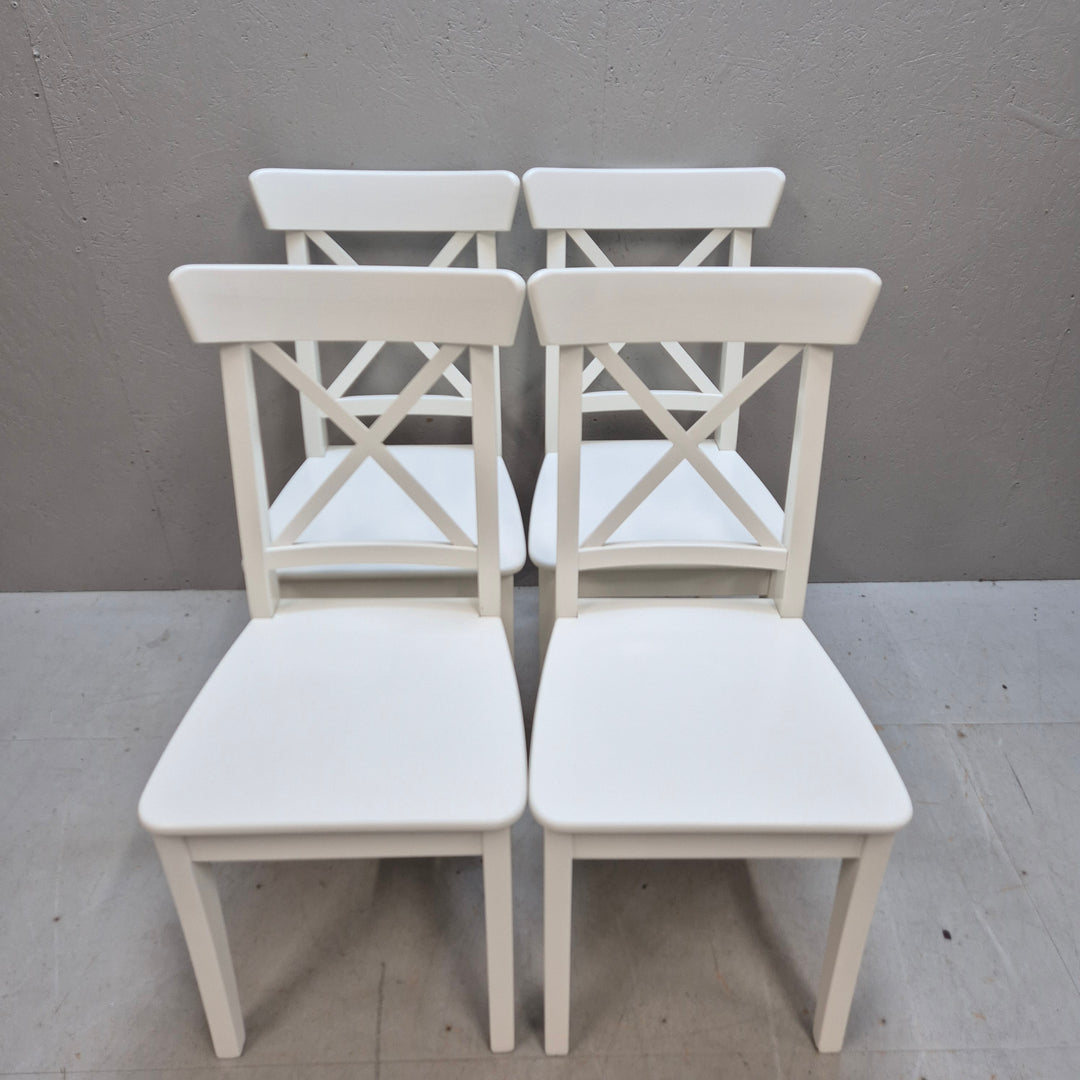 Stilrena vita trästolar med kryssrygg