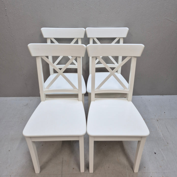Stilrena vita trästolar med kryssrygg