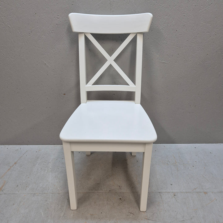 Stilrena vita trästolar med kryssrygg