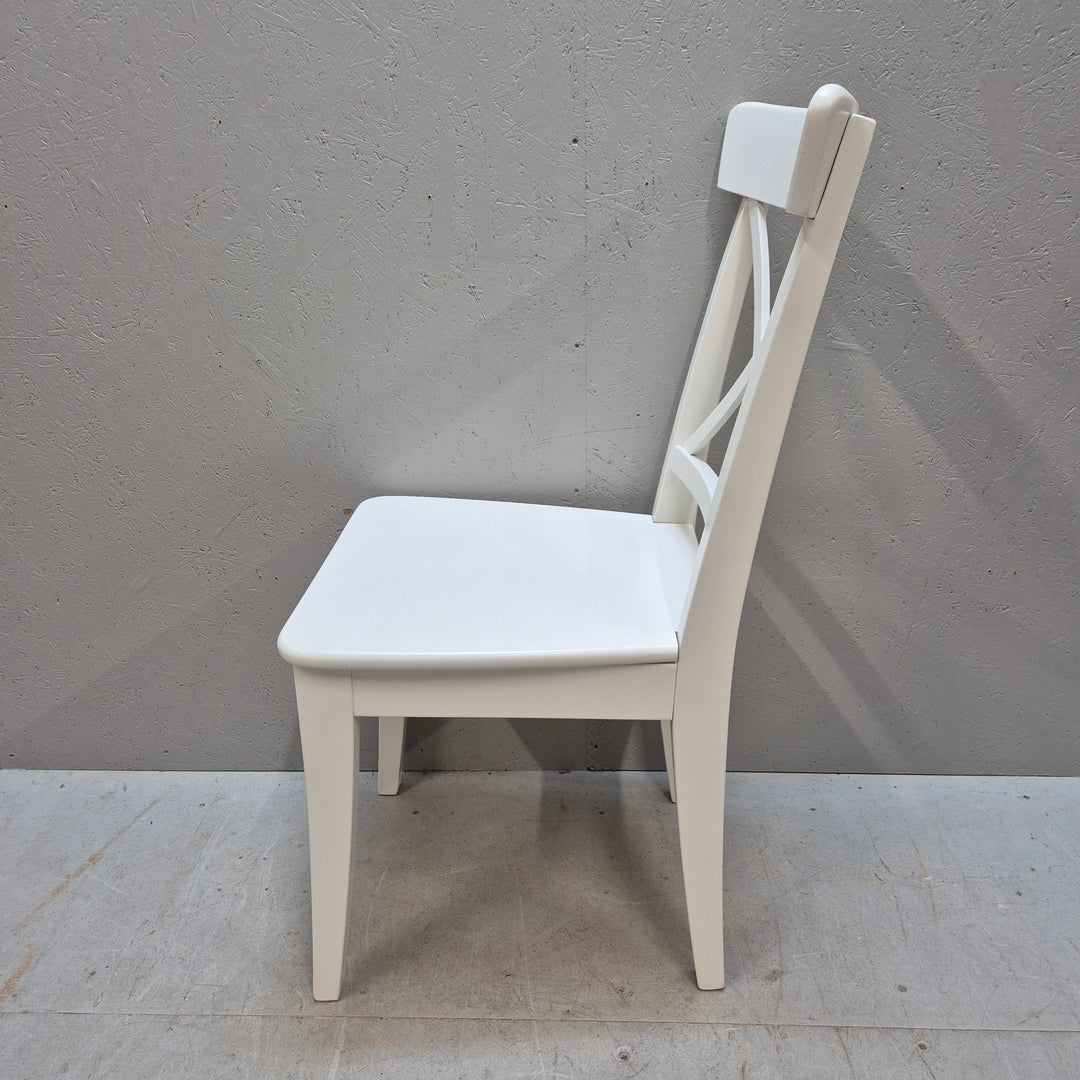 Stilrena vita trästolar med kryssrygg