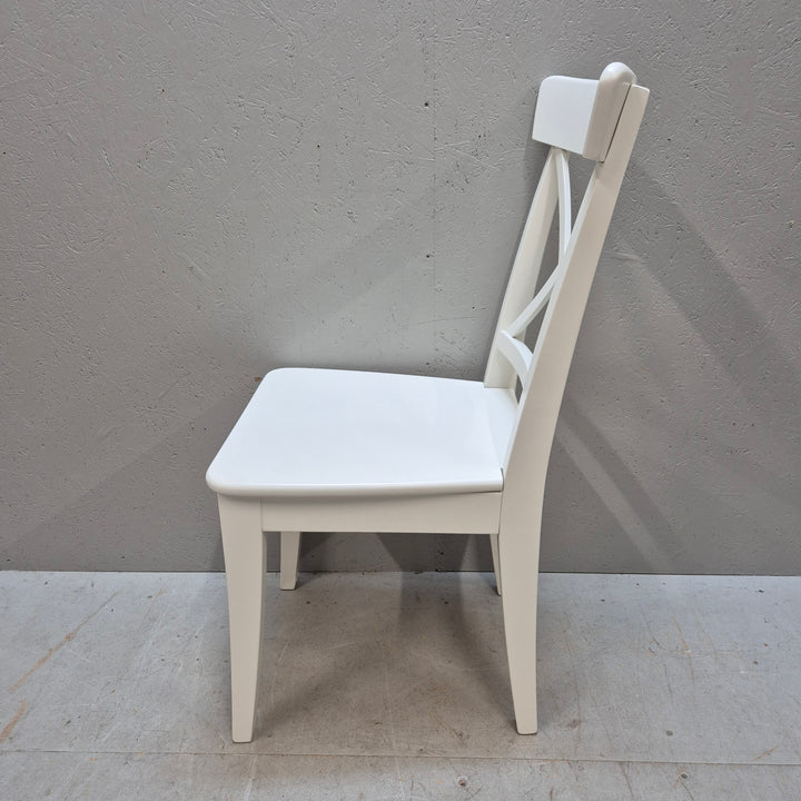 Stilrena vita trästolar med kryssrygg