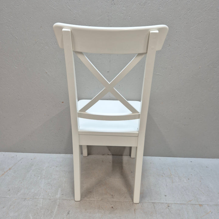 Stilrena vita trästolar med kryssrygg