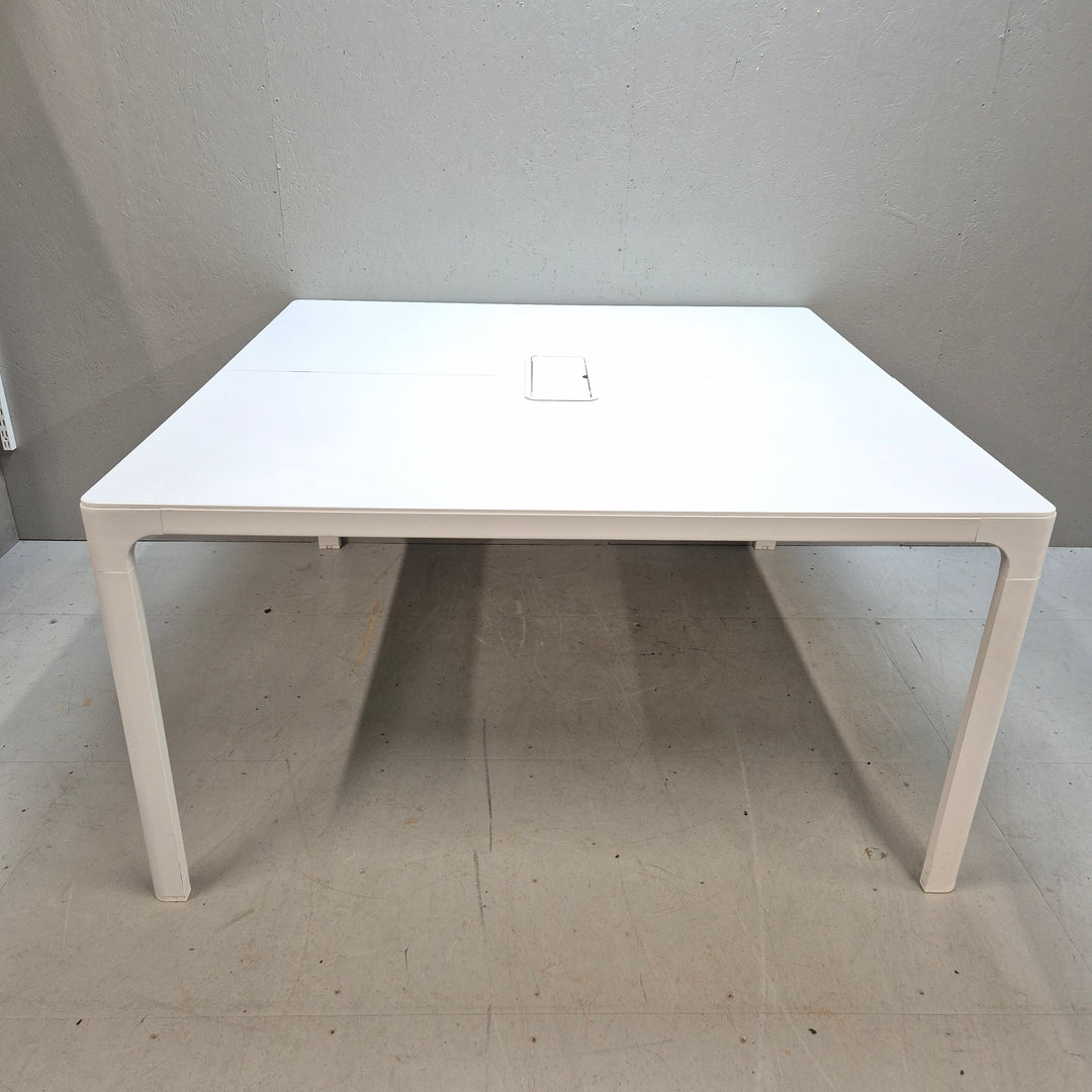 Vitt modernt matbord i elegant design