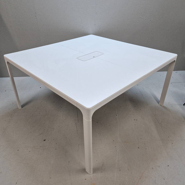 Vitt modernt matbord i elegant design