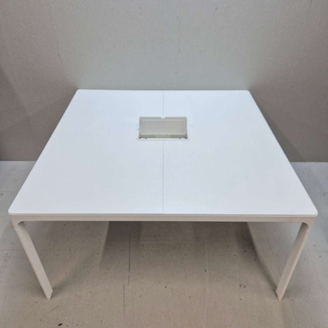 Vitt modernt matbord i elegant design