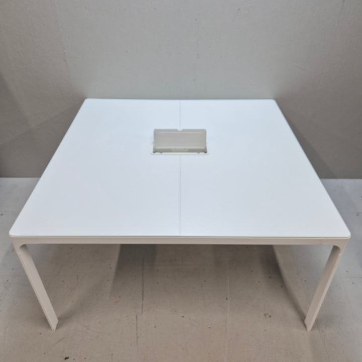 Vitt modernt matbord i elegant design