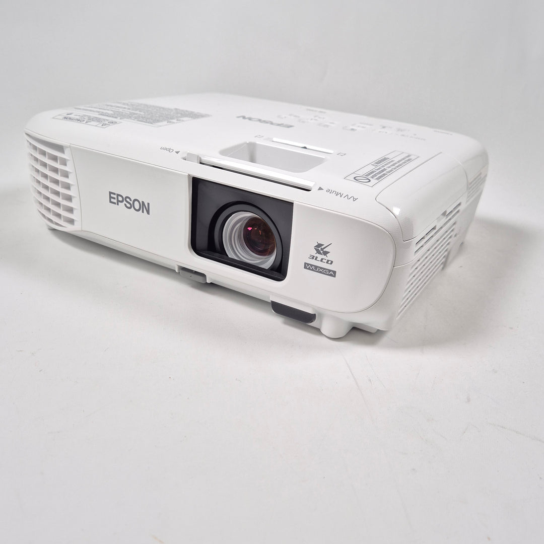 Epson projektor för filmkvällar och presentationer