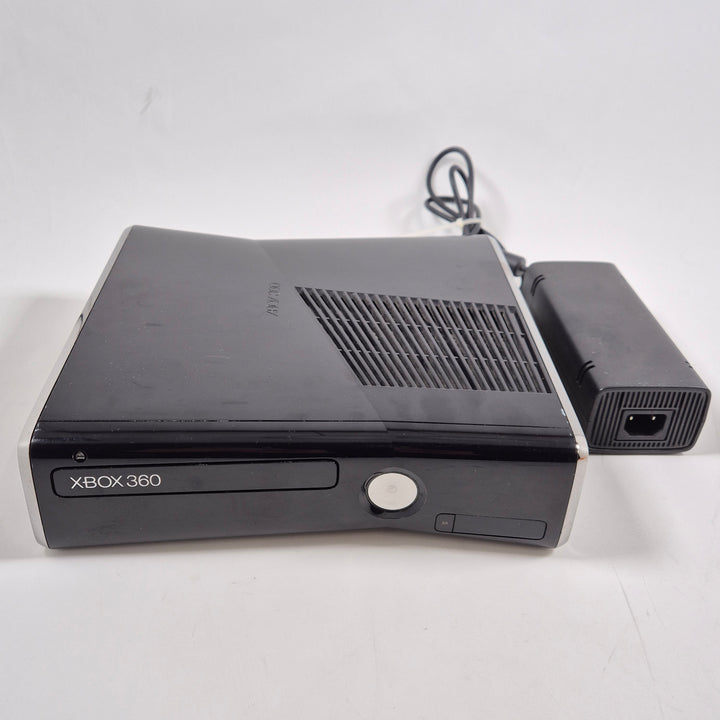 Microsoft Xbox 360 S svart spelkonsol begagnad