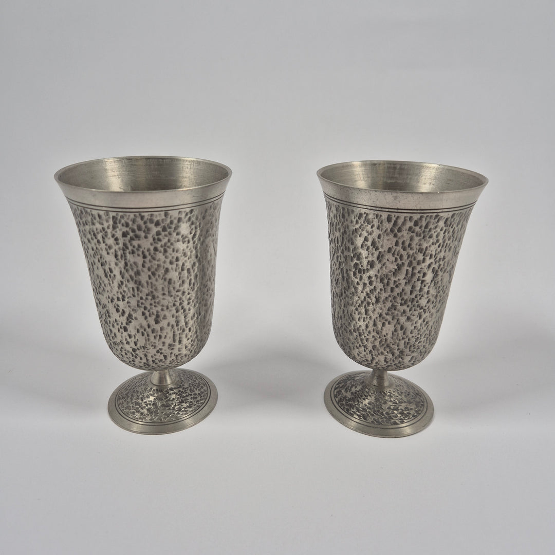 Hamrade retro tennbägare på fot vintage