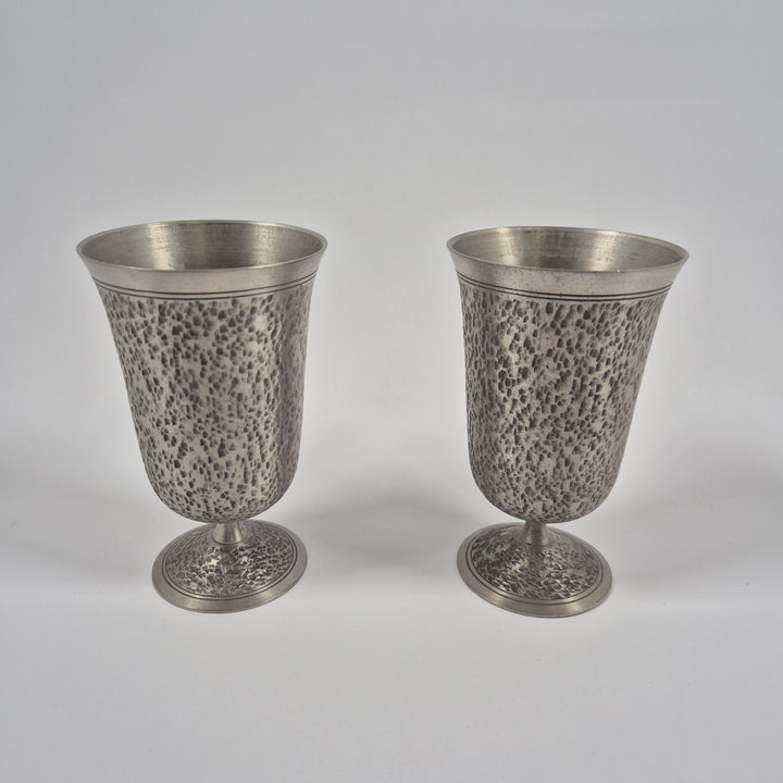 Hamrade retro tennbägare på fot vintage