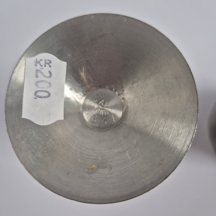 Hamrade retro tennbägare på fot vintage