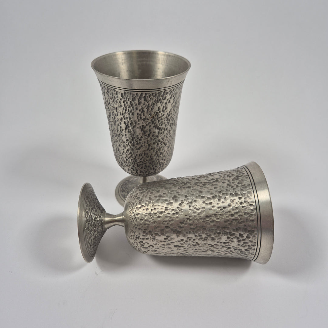 Hamrade retro tennbägare på fot vintage