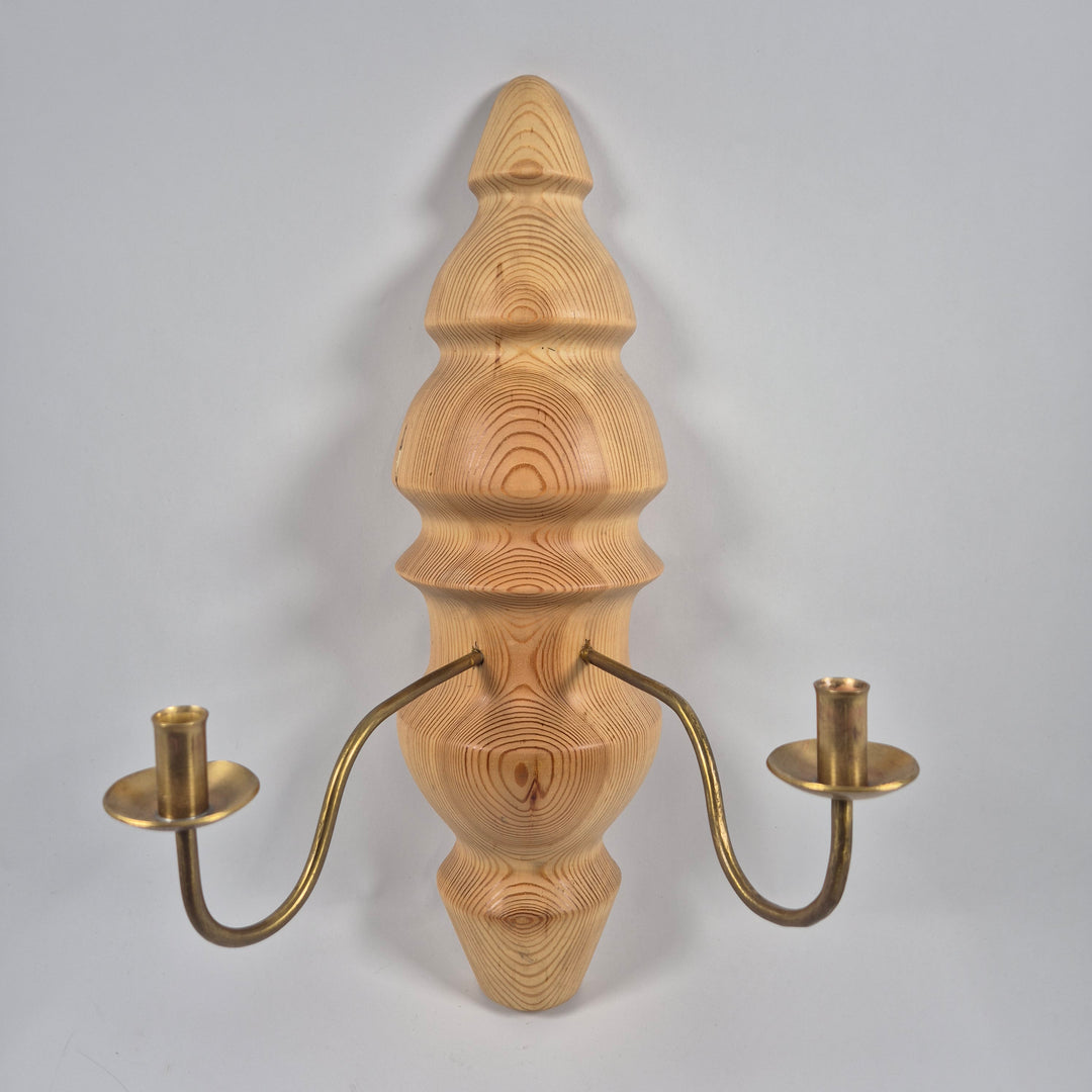 Tvåarmad väggljusstake i trä och mässing