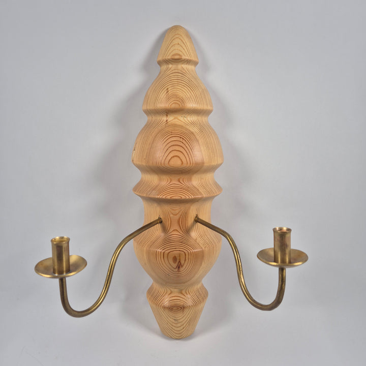 Tvåarmad väggljusstake i trä och mässing