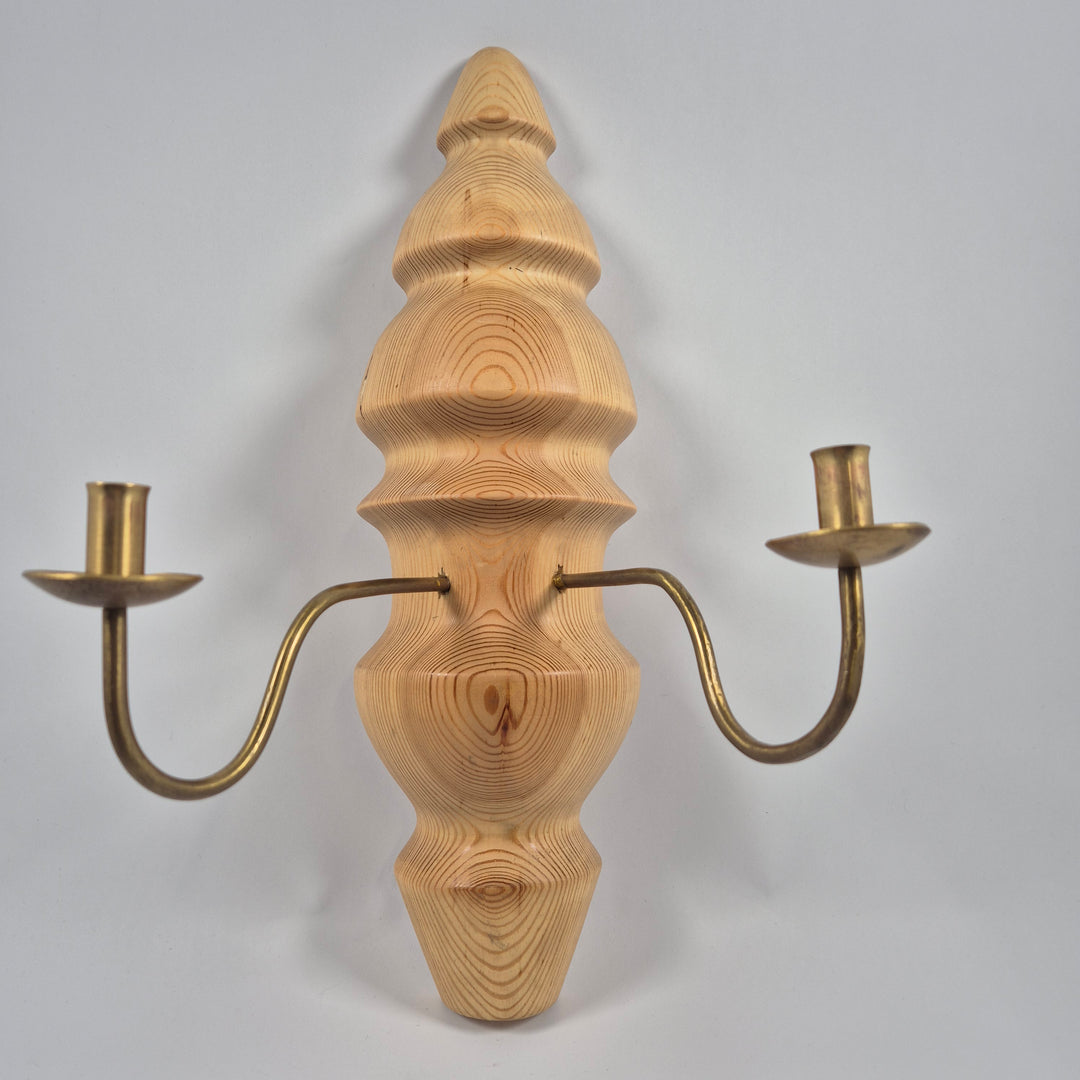 Tvåarmad väggljusstake i trä och mässing