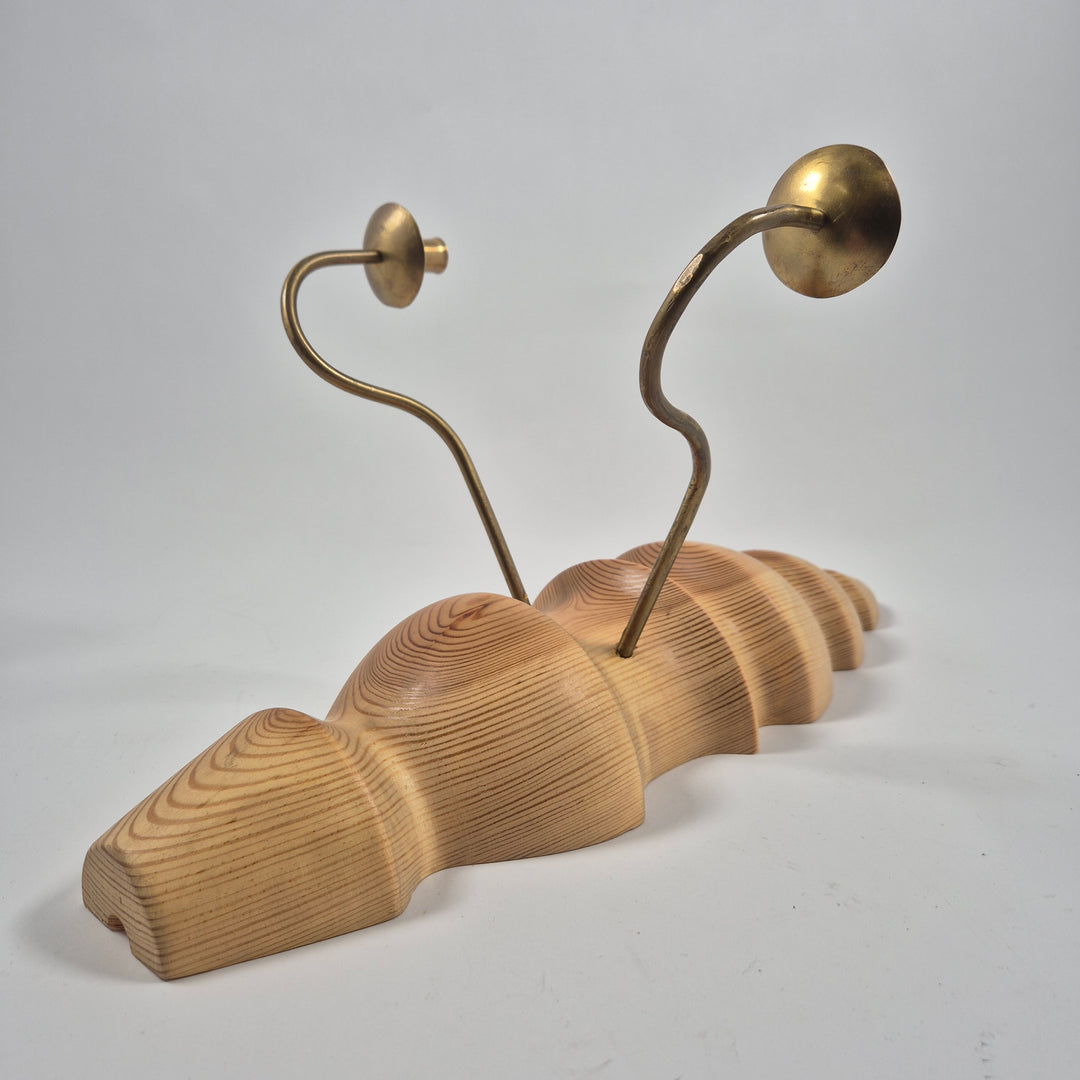 Tvåarmad väggljusstake i trä och mässing