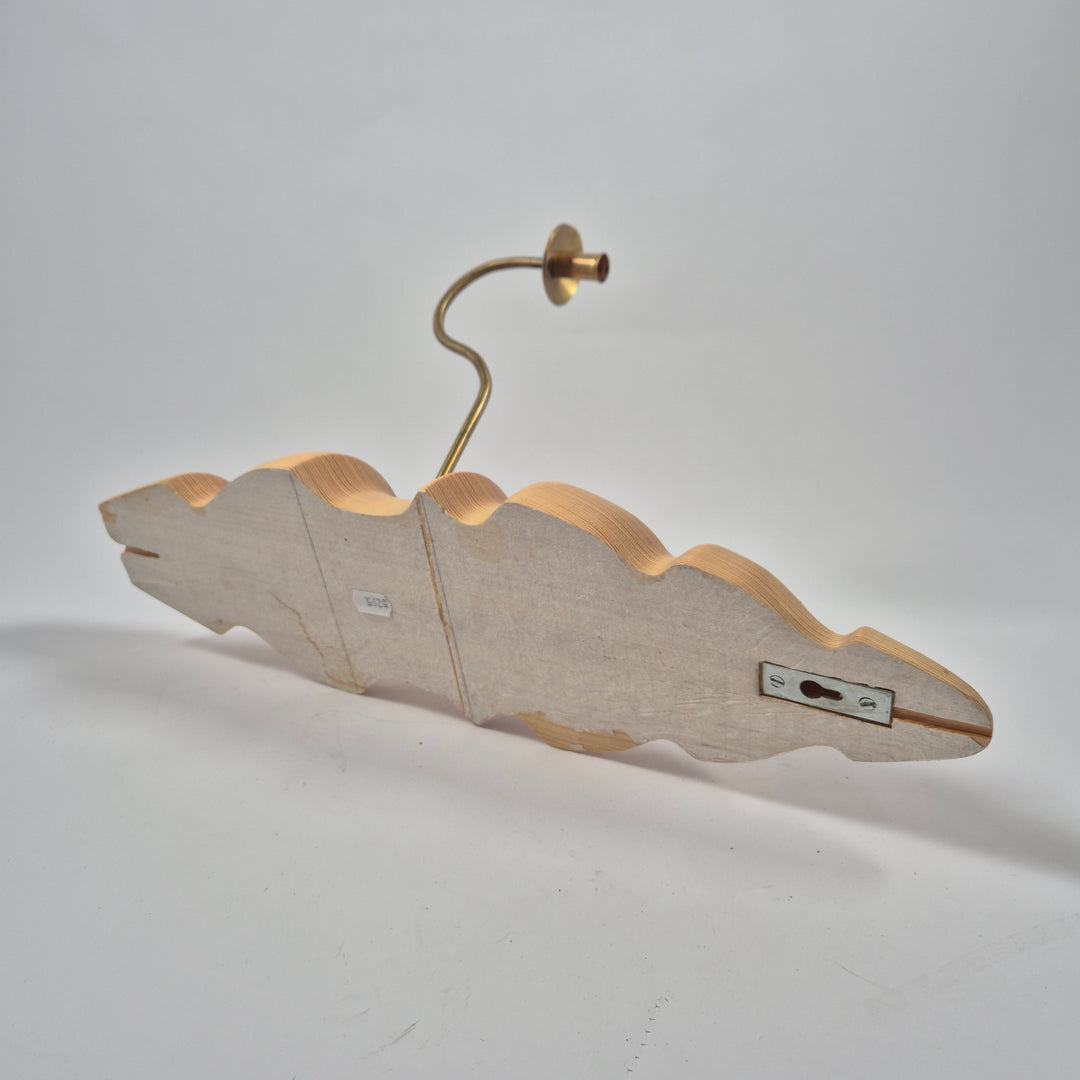 Tvåarmad väggljusstake i trä och mässing