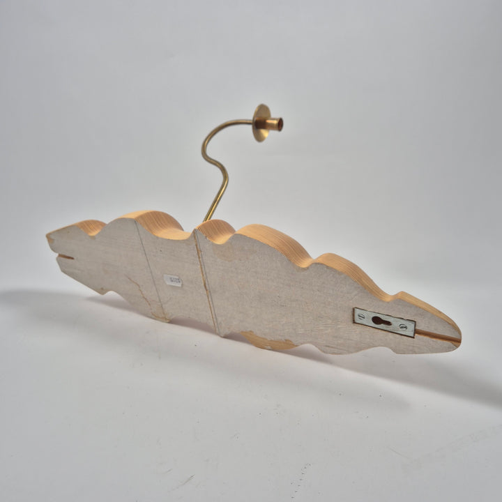 Tvåarmad väggljusstake i trä och mässing