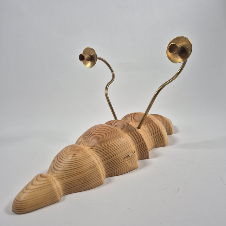 Tvåarmad väggljusstake i trä och mässing