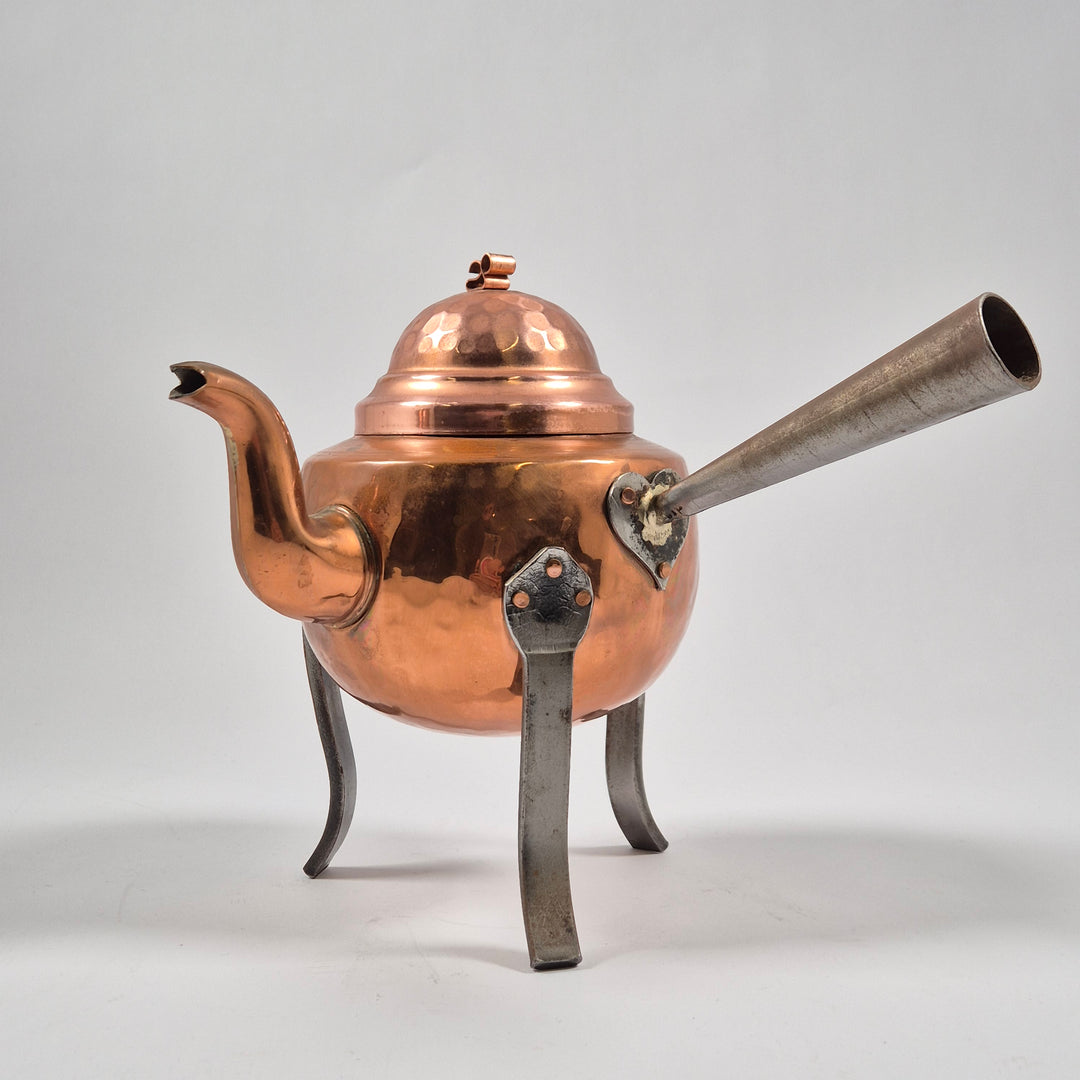 Vintage kopparkittel på ben med patina