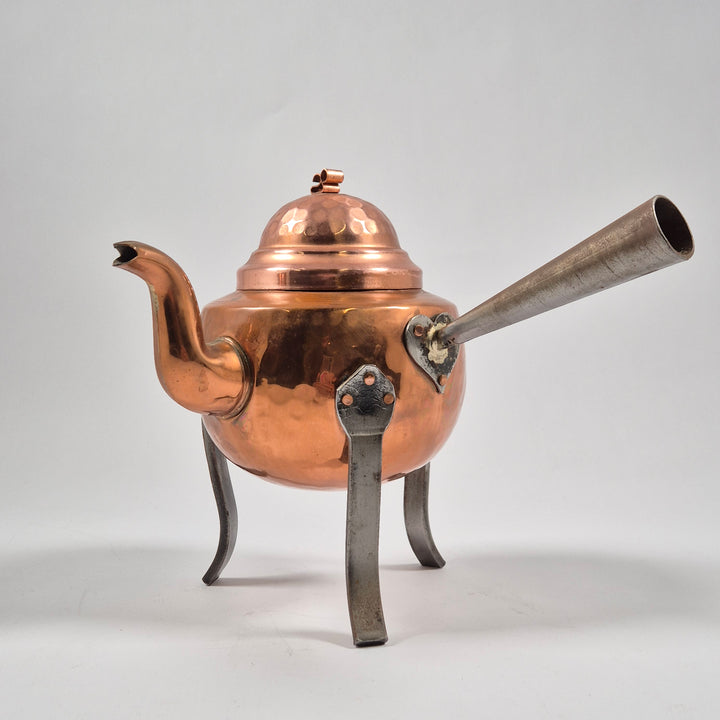 Vintage kopparkittel på ben med patina