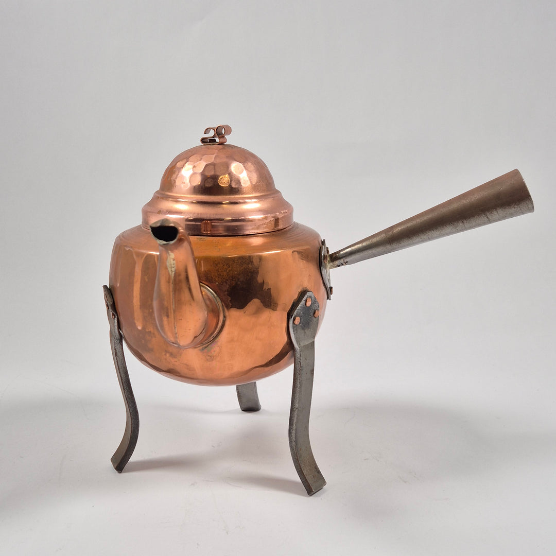 Vintage kopparkittel på ben med patina