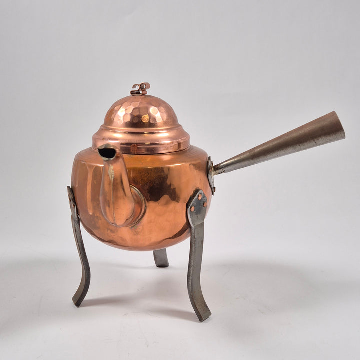 Vintage kopparkittel på ben med patina