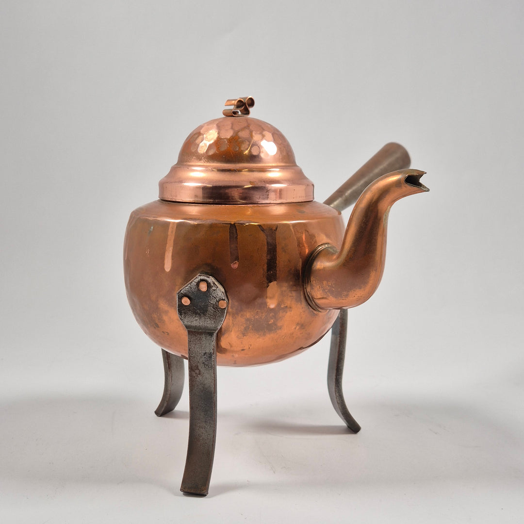 Vintage kopparkittel på ben med patina