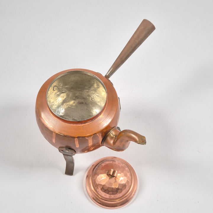 Vintage kopparkittel på ben med patina