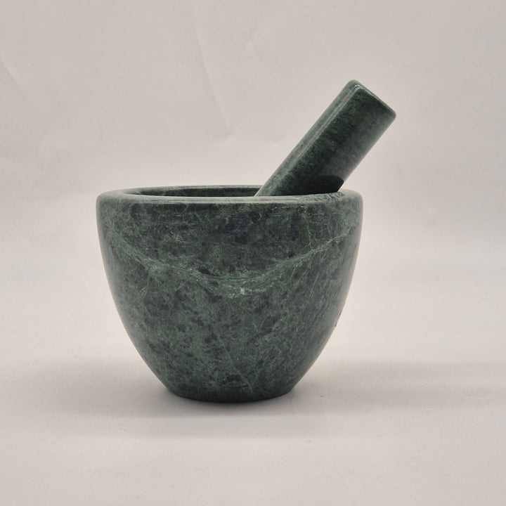 Klassisk grön marmormortel med stöt