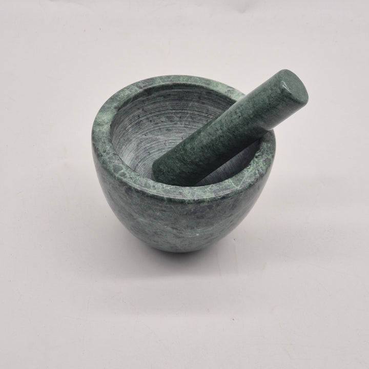 Klassisk grön marmormortel med stöt