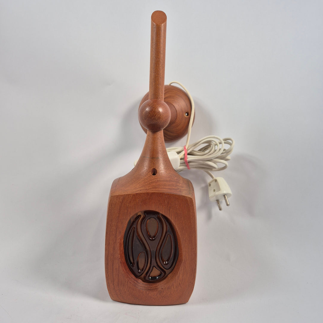 Retro vägglampa i trä med utskuren design