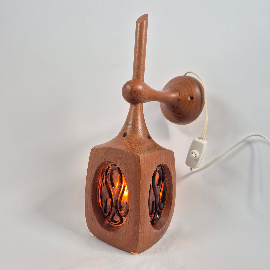 Retro vägglampa i trä med utskuren design