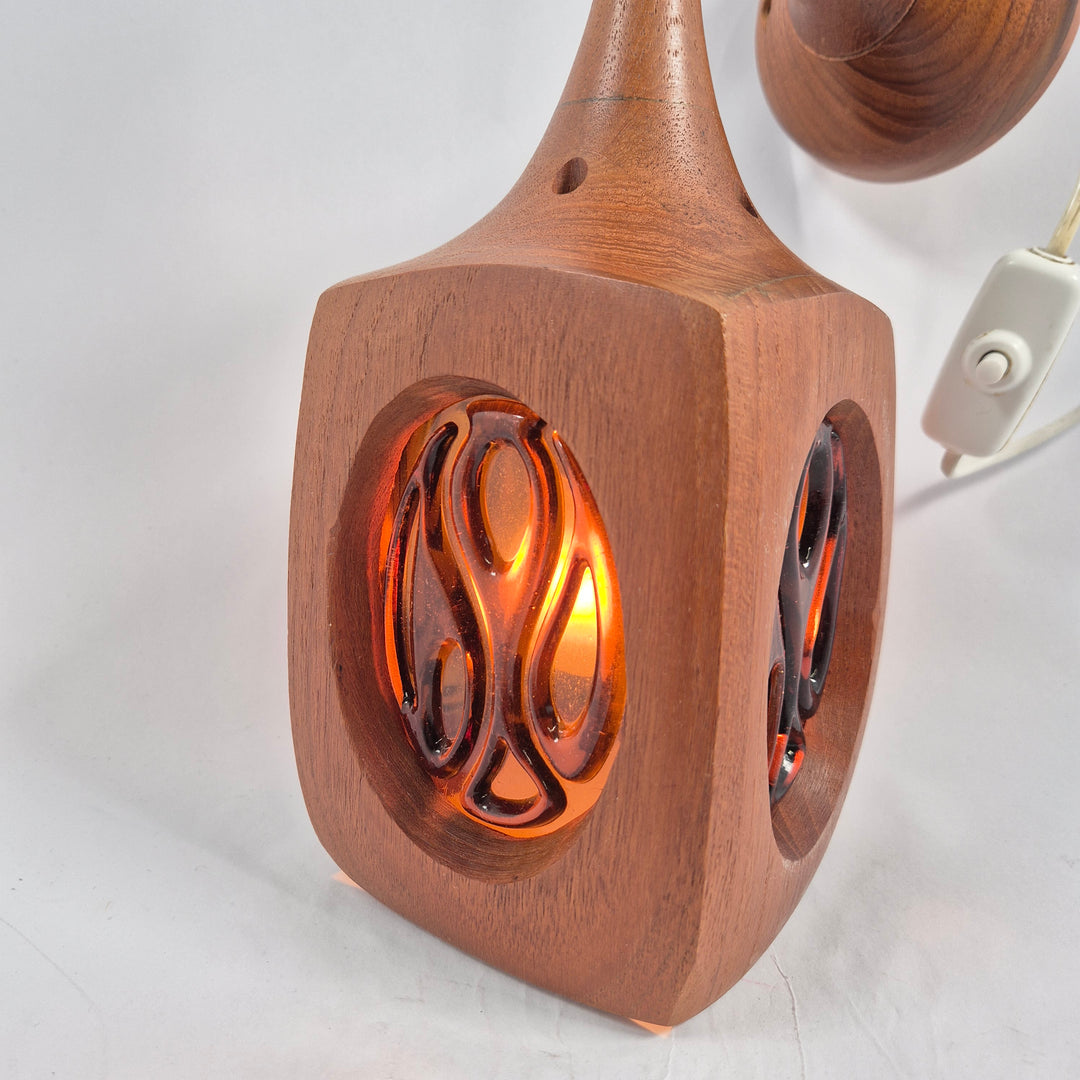 Retro vägglampa i trä med utskuren design