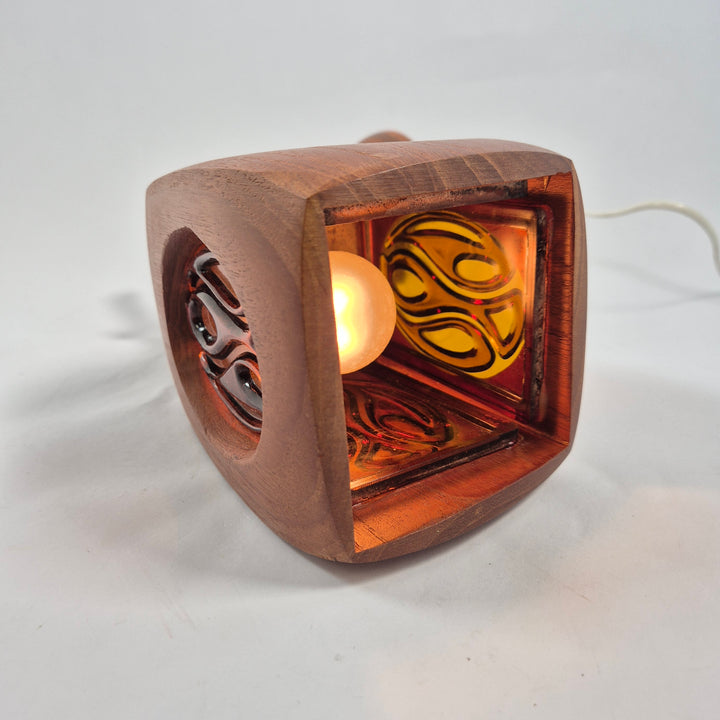 Retro vägglampa i trä med utskuren design