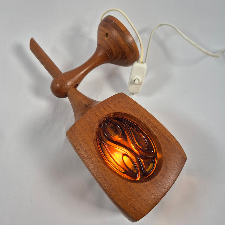 Retro vägglampa i trä med utskuren design