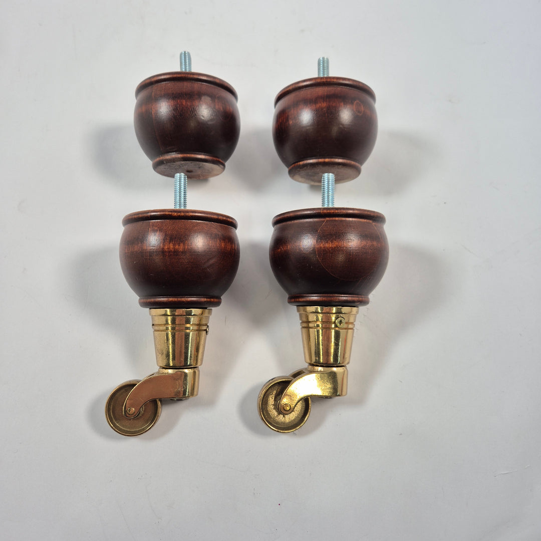 Retro mörkbetsade möbelben med mässingshjul