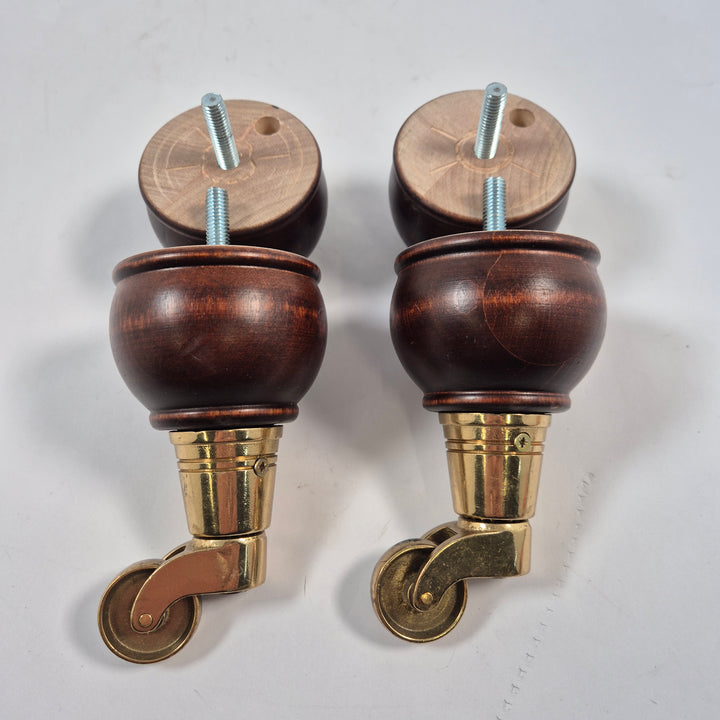 Retro mörkbetsade möbelben med mässingshjul