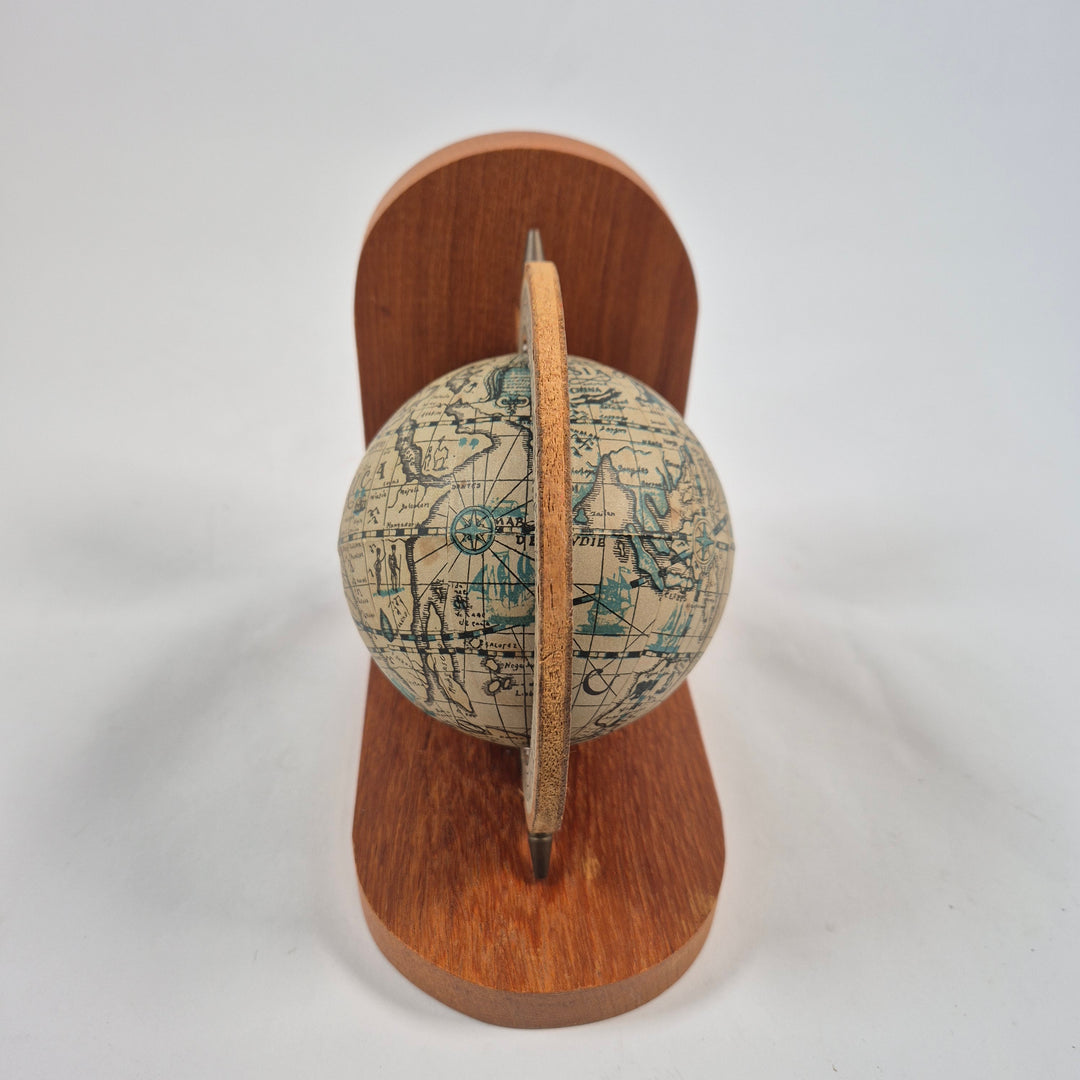 Retro jordglob i träställ