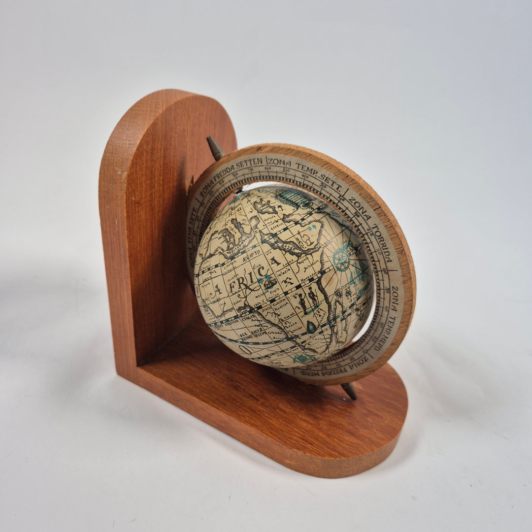 Retro jordglob i träställ