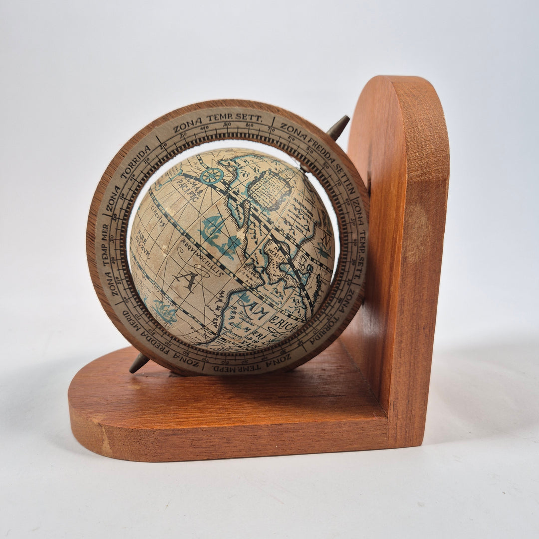 Retro jordglob i träställ