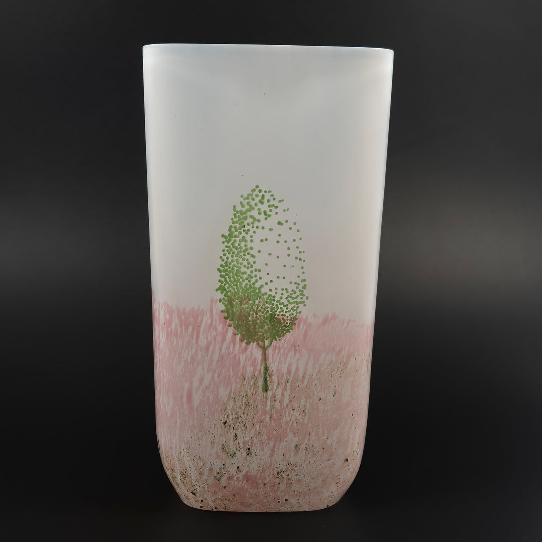 Kosta Boda vit glasvas med trädmotiv