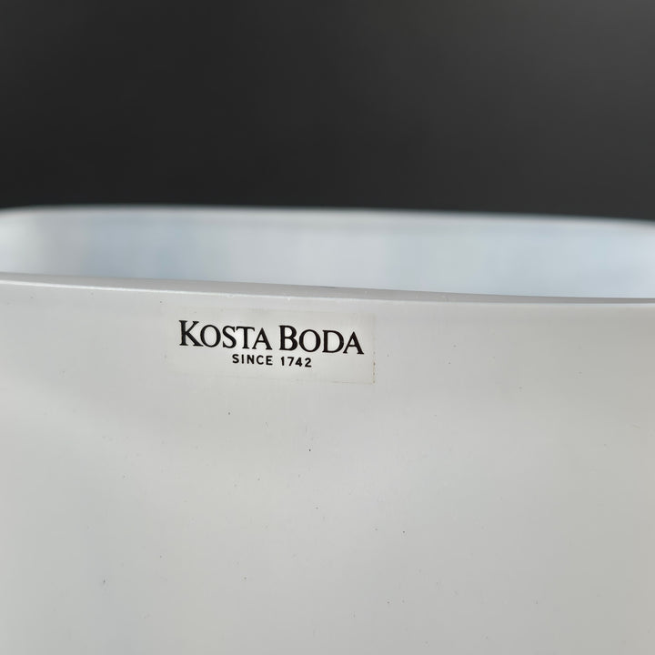 Kosta Boda vit glasvas med trädmotiv