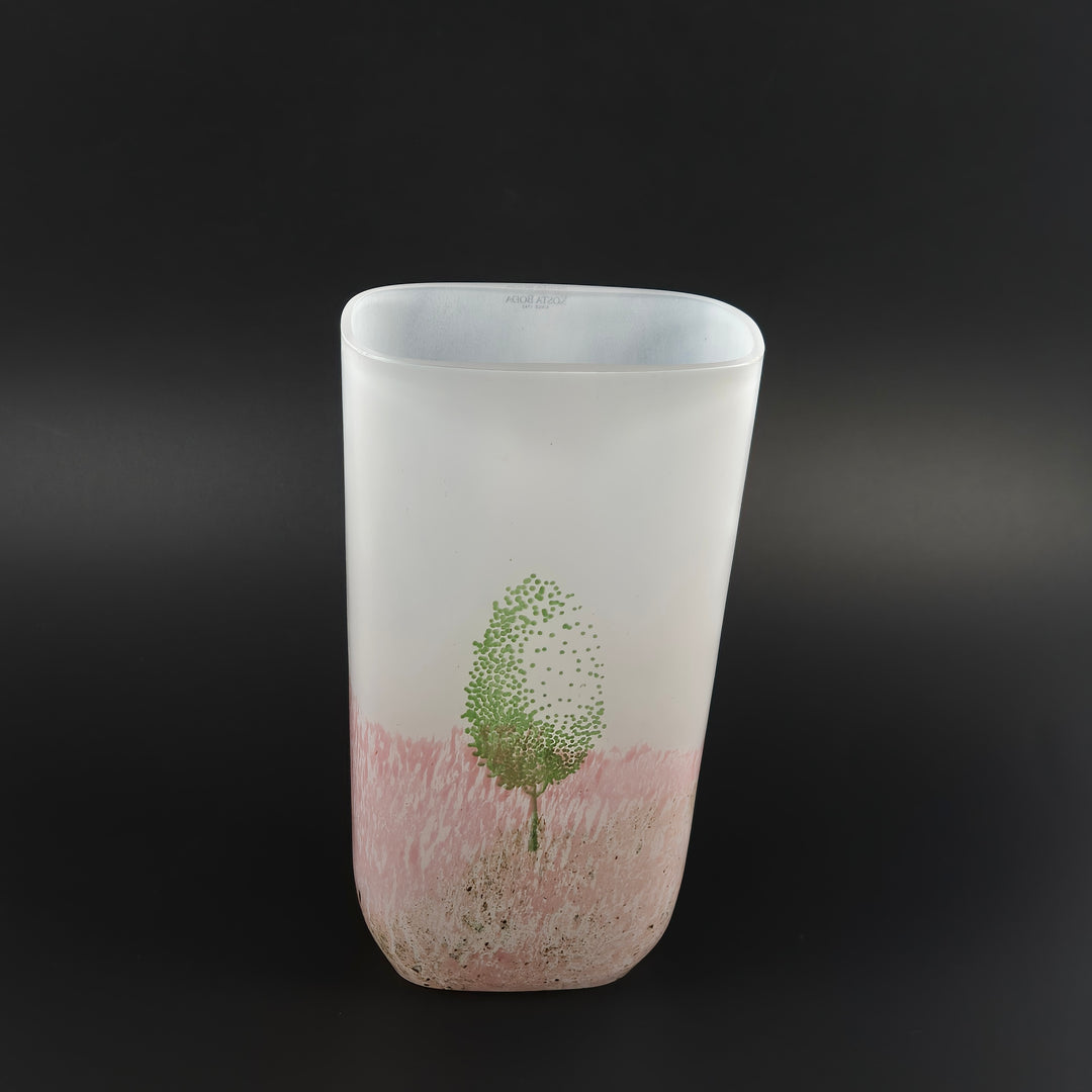 Kosta Boda vit glasvas med trädmotiv