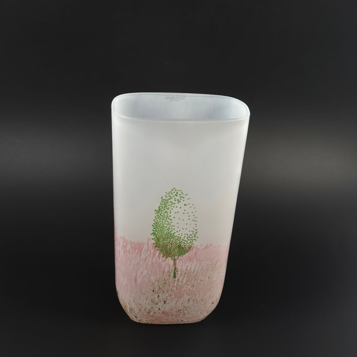 Kosta Boda vit glasvas med trädmotiv