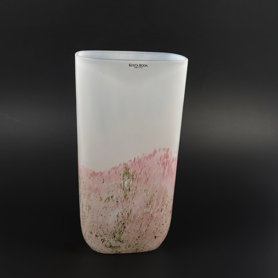 Kosta Boda vit glasvas med trädmotiv