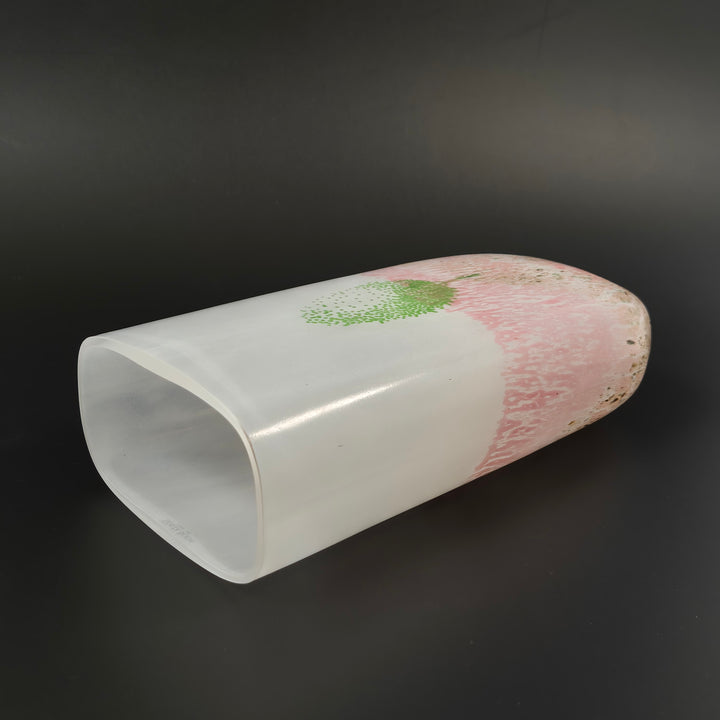 Kosta Boda vit glasvas med trädmotiv