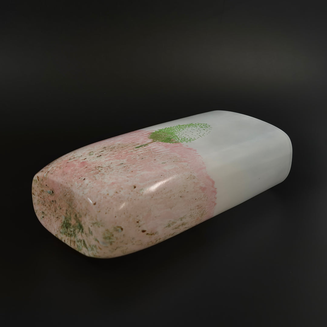 Kosta Boda vit glasvas med trädmotiv