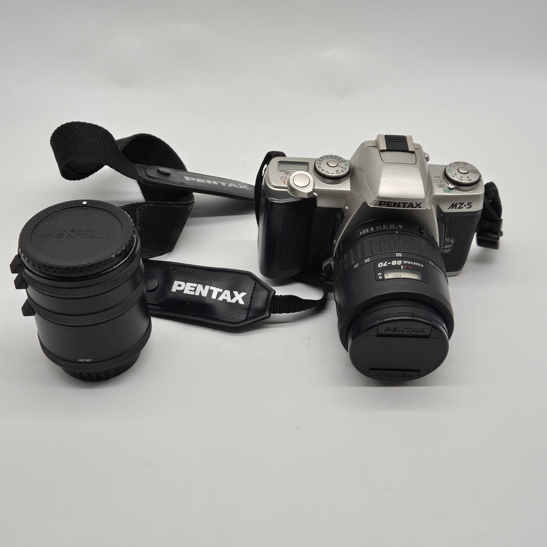 Retro Pentax MZ-5 analog systemkamera med två objektiv